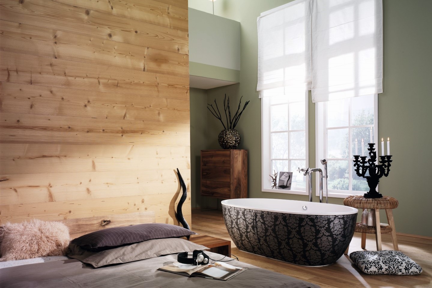 Leicht karbonisiertes Holz im Schlaf- und Badezimmer