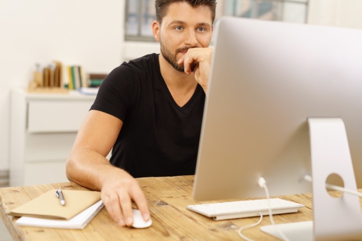Handwerker am Computer beim Artikeldaten Download