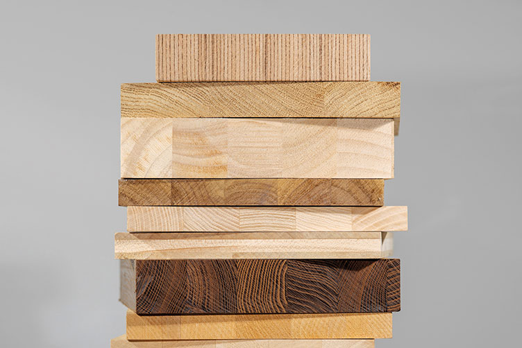 Holzstapel der verschiedenen Massivholzplatten